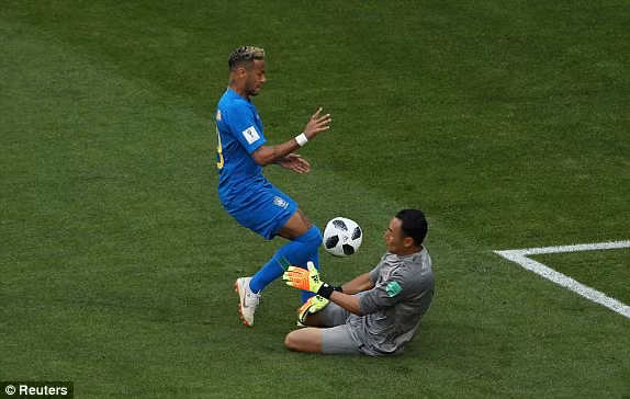 Selecao vẫn chưa thể vượt qua được hàng thủ được tổ chức tốt của Costa Rica. Ảnh: Reuter.