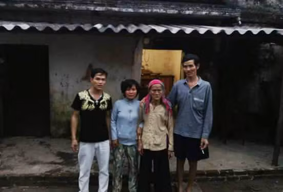Vợ chồng ông Dầu bên mẹ khi cụ Nụ còn sống.