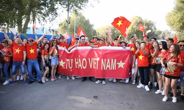 Số ít CĐV Việt Nam đến sân Zayed Sports City cổ vũ thầy trò HLV Park Hang Seo. Ảnh: VNE.