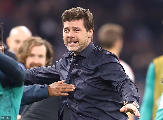 HLV Mauricio Pochettino bật khóc sau chiến thắng nghẹt thở của Tottenham.