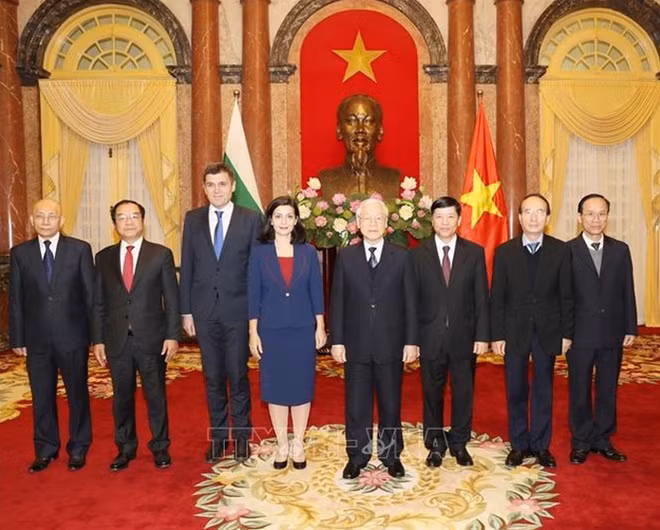 Tổng Bí thư, Chủ tịch nước Nguyễn Phú Trọng cùng bà Marinela Milcheva Petkova , Đại sứ Đặc mệnh toàn quyền Cộng hòa Bulgaria và các đại biểu. Ảnh: TTXVN