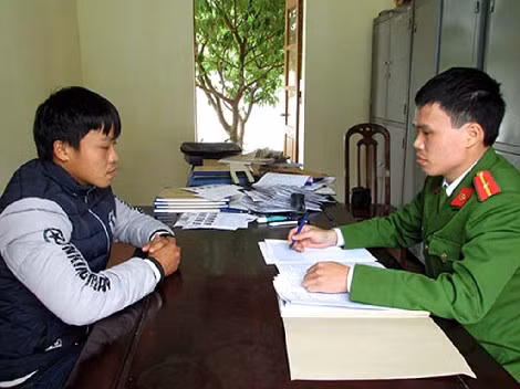 Đối tượng Lang Văn Hùng đến Công an huyện Nghĩa Đàn đầu thú về hành vi hiếp dâm bé gái 14 tuổi.