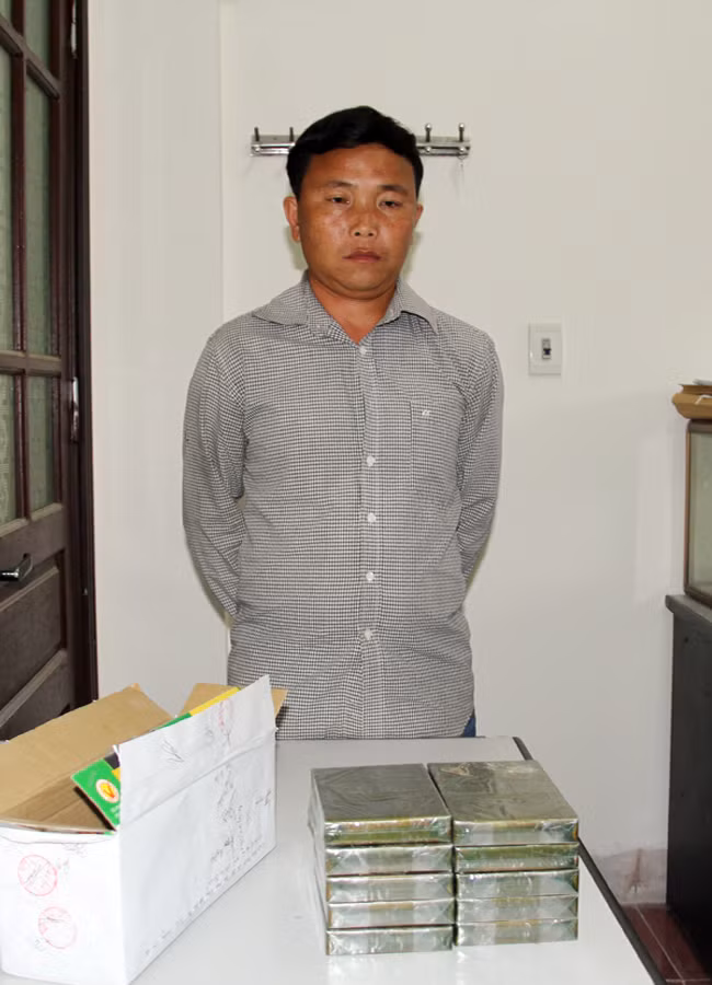 Đối tượng Giàng Seo Sẩu và tang vật.