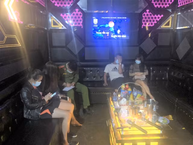 Công an TP Ninh Bình lập biên bản cơ sở kinh doanh karaoke vi phạm hành chính.. Công an TP Ninh Bình lập biên bản cơ sở kinh doanh karaoke vi phạm hành chính..