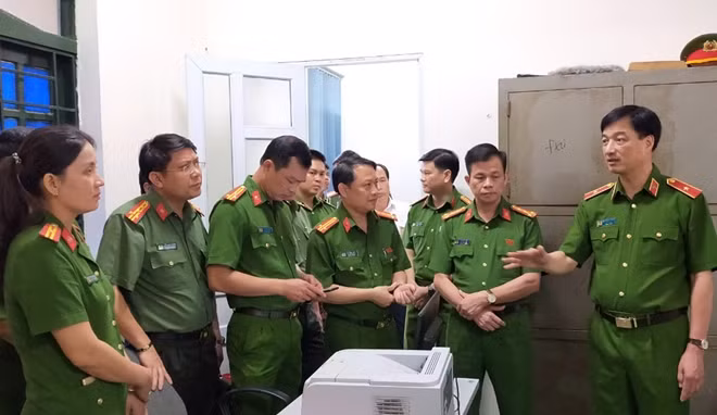 Thứ trưởng Nguyễn Duy Ngọc kiểm tra thực tế tại Công an huyện Cẩm Thủy.