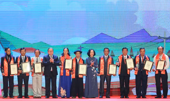 Trưởng Ban Dân vận Trung ương Trương Thị Mai và Chủ tịch Hội Nông dân Việt Nam Thào Xuân Sùng trao danh hiệu Nông dân Việt Nam xuất sắc cho 12 nông dân thuộc lĩnh vực xây dựng nông thôn mới và bảo vệ an ninh Tổ quốc.