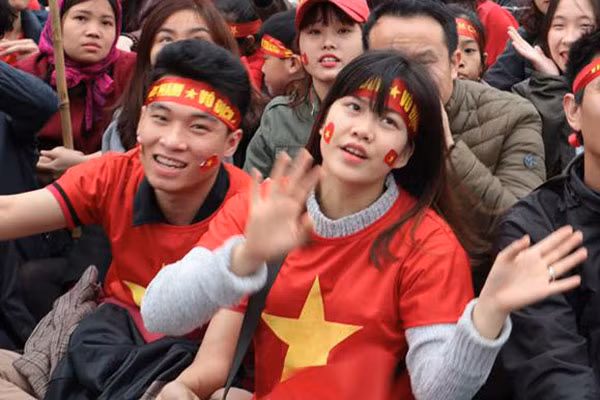 Hòa chung bài ca cổ vũ các chiến binh sân cỏ của Việt Nam.