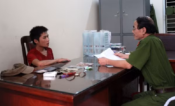 Lấy lời khai đối tượng mua bán trái phép chất ma túy.