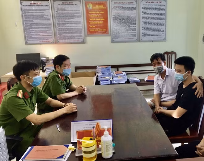 Gia đình nam thanh niên bày tỏ sự biết ơn hành động cứu người đuối nước kịp thời của người chiến sĩ CAND và anh Thuyết, anh Năm.