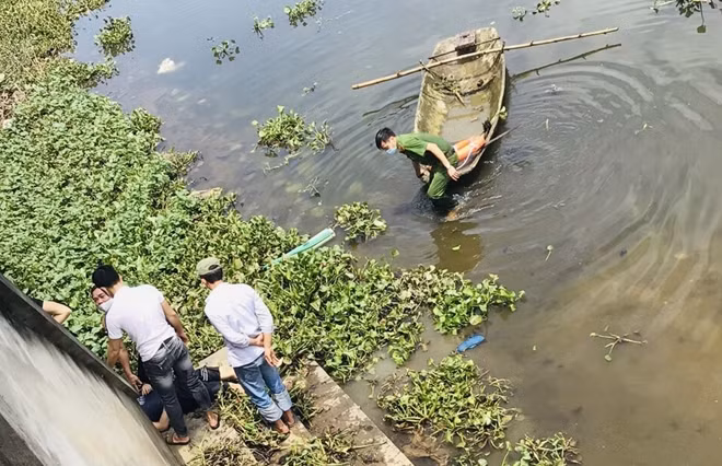 Lực lượng Công an cùng người dân kịp thời cứu sống nam thanh niên nhảy cầu tự tử.