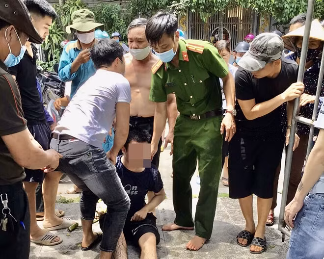Lực lượng Công an cùng người dân kịp thời cứu sống nam thanh niên nhảy cầu tự tử.