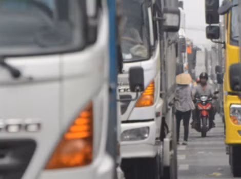 Con người quá bé nhỏ giữa dòng xe tải khổng lồ.
