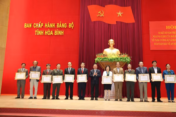Đồng chí Bí thư Tỉnh ủy Hòa Bình Bùi Văn Tỉnh tặng Bằng khen của Ban Thường vụ Tỉnh ủy cho các tổ chức cơ sở đảng và đảng viên có thành tích xuất sắc