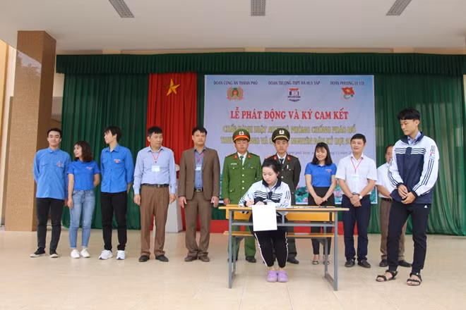 Công an TP Vinh tổ chức ký cam kết không vi phạm pháp luật về pháo nổ trong học sinh.