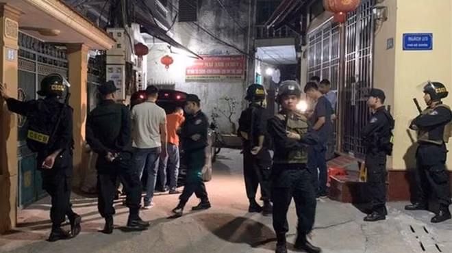 Lực lượng chức năng khám xét nhà đối tượng Chúc "Nhị"