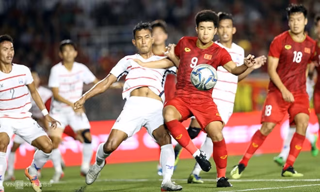 Cú ra chân trong thế quay lưng khung thành của Tiến Linh dẫn đến bàn nâng tỷ số lên 4-0. Ảnh: VNE.