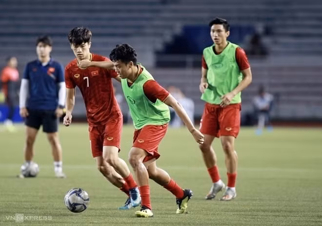 U22 Việt Nam đang khởi động trên sân. Ảnh: VNE.