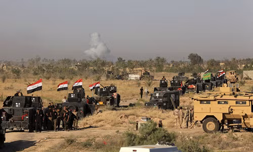 Khói bốc lên từ thành phố Fallujah.