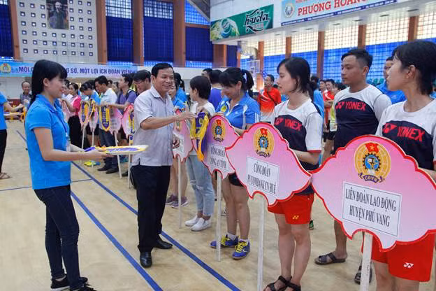 Đoàn vận động viên Công đoàn Công an tỉnh Thừa Thiên Huế nhận cờ lưu niệm Hội thao Ảnh: Quý Nhân.