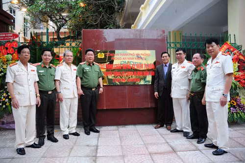 Thứ trưởng Bùi Văn Thành và lãnh đạo Thành ủy, UBND thành phố đã dự, cắt băng khánh thành, gắn biển công trình chào mừng 70 năm ngày truyền thống lực lượng ANND cho trụ sở làm việc của phòng An ninh kinh tế công an Hải Phòng