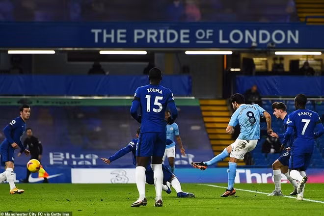 Bất ngờ là bởi ManCity đang hứng chịu khá nhiều bất lợi về lực lượng vào thời điểm này trong khi Chelsea dù sa sút nhưng vẫn đang có lợi thế sân nhà. Tuy thế, các vị khách đã nhanh chóng có được 3 bàn ngay trong hiệp 1 để vươn lên dẫn trước, khởi đầu là tình huống lập công của Guendogan.