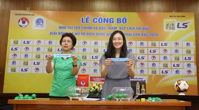 Đại diện các nhà báo được mời tham gia phần bốc thăm, xếp lịch thi đấu
