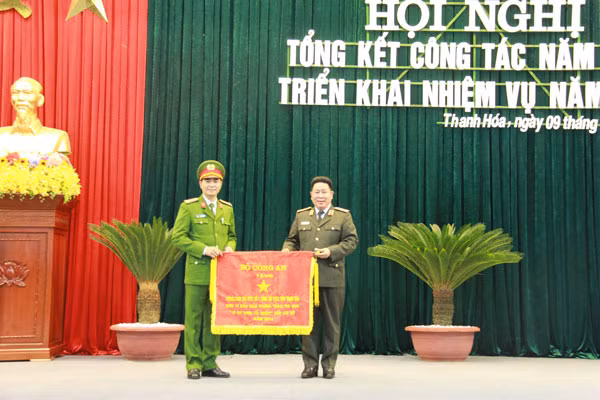 Thứ trưởng Bùi Văn Thành trao Cờ thi đua của Bộ Công an tặng đơn vị có thành tích xuất sắc