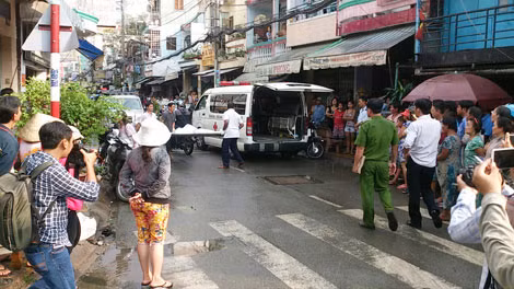 Thi thể nạn nhân được chuyển vào bệnh viện.