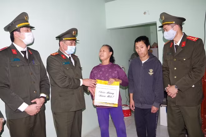 Công an Hà Nam thăm, tặng quà Tết các gia đình có hoàn cảnh đặc biệt khó khăn.