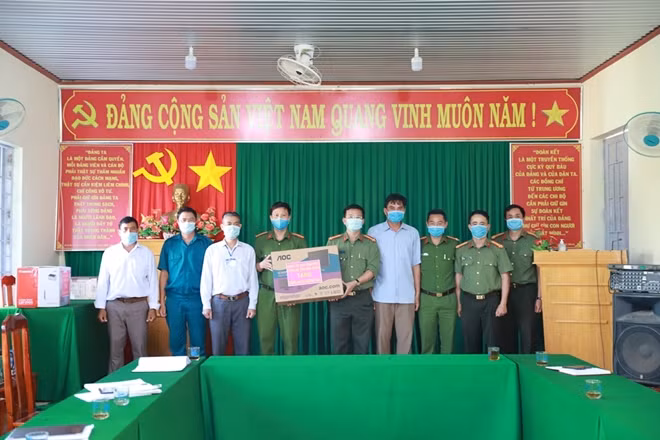 Đại tá Hồ Văn Mười, Giám đốc Công an tỉnh kiểm tra công tác bảo đảm ANTT và tặng quà cho Công an xã Quảng Hòa, huyện Đắk Glong.
