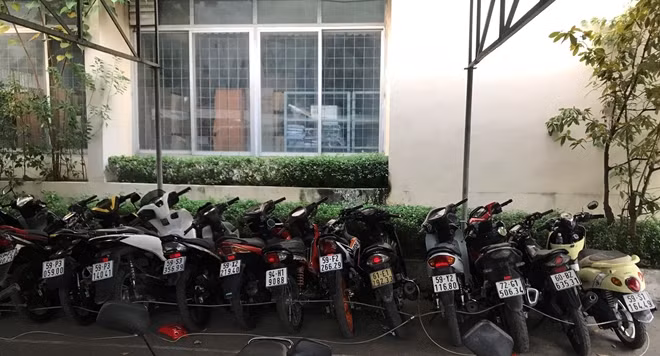 Công an thu giữ nhiều xe máy tang vật từ các vụ trộm do băng Tý “trắng”gây ra.