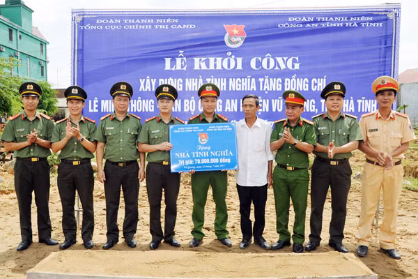 Đoàn Thanh niên Tổng cục Chính trị CAND trao tiền hỗ trợ để xây dựng Nhà tình nghĩa cho cán bộ có hoàn cảnh khó khăn.