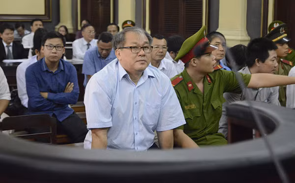 Bị cáo Phạm Công Danh ngồi trước vành móng ngựa.