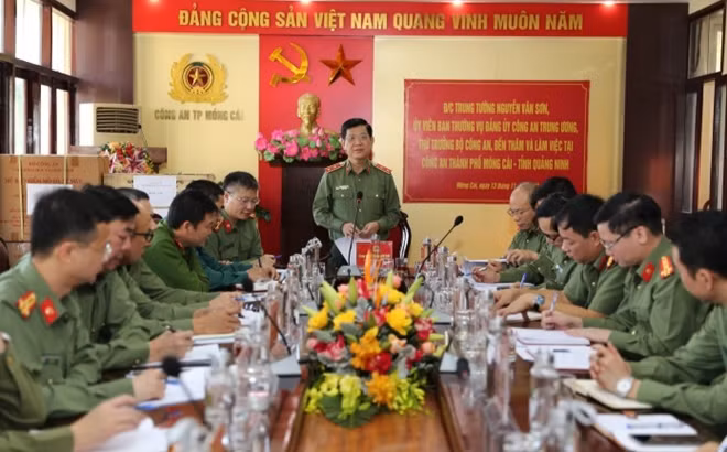 Thứ trưởng Nguyễn Văn Sơn làm việc với Công an TP Móng Cái.