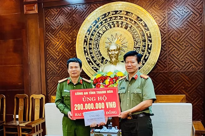 Đại tá Nguyễn Quang Huy, Phó Giám đốc Công an tỉnh Thanh Hóa trao 1 tỷ đồng ủng hộ CBCS Công an 5 tỉnh: Hà Tĩnh, Quảng Bình, Quảng Trị, Thừa Thiên Huế và Quảng Nam bị thiệt hại bão lụt và sạt lở đất.