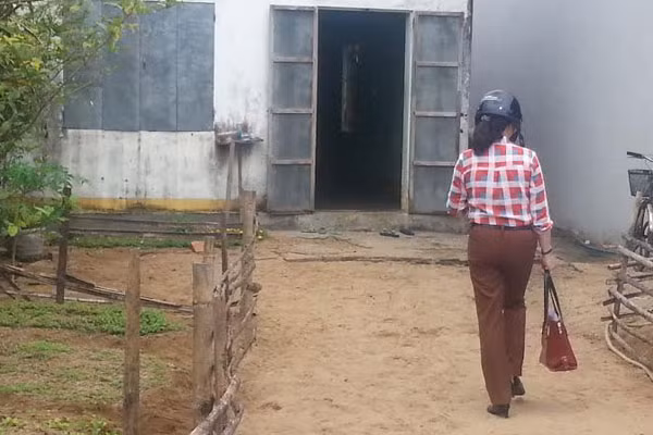 Cô giáo chủ nhiệm đến thăm bé H.