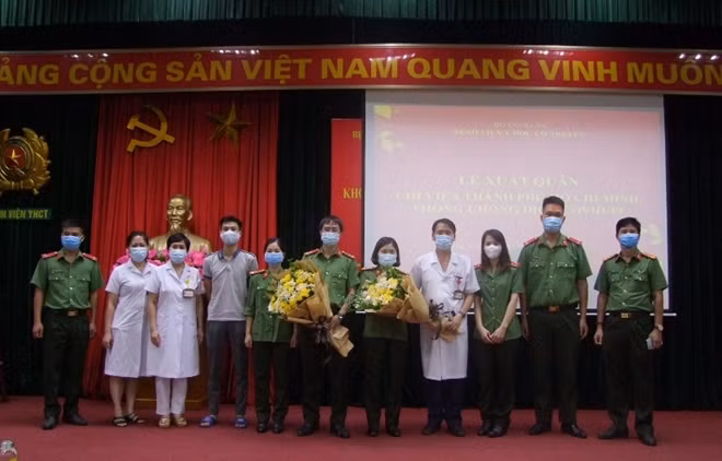 Thiếu tướng Phạm Bá Tuyến và lãnh đạo Bệnh viện Y học cổ truyền tặng hoa, động viên các y bác sĩ của Bệnh viện tham gia đoàn chi viện.