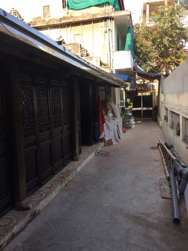 Khoảng sân rộng xưa kia nay chỉ còn là lối đi hẹp.