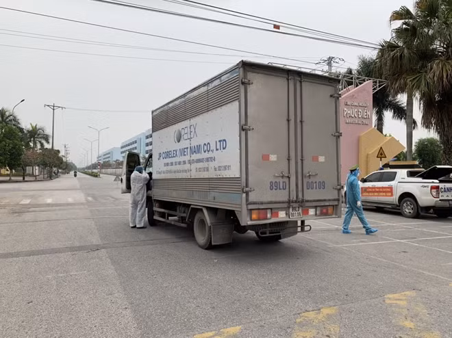 Tổ công tác tuyên truyền, xử lý vi phạm hành chính của Công an tỉnh hoạt động tại chốt kiểm soát dịch KCN Phúc Điền, Cẩm Giàng.