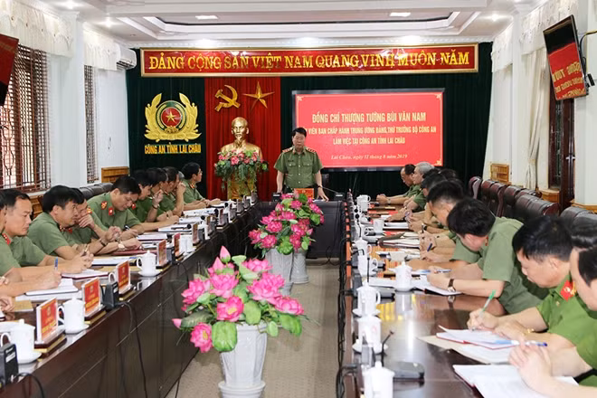 Thượng tướng Bùi Văn Nam - Ủy viên Ban chấp hành Trung Ương Đảng, Thứ trưởng Bộ Công an phát biểu chỉ đạo tại buổi làm việc.