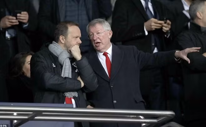 Sir Alex xuất hiện trên khán đài cùng Phó chủ tịch CLB Man Utd.