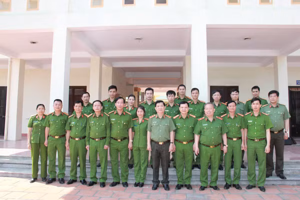 Thứ trưởng Nguyễn Văn Sơn và đoàn công tác với CBCS Trường giáo dưỡng số 2.