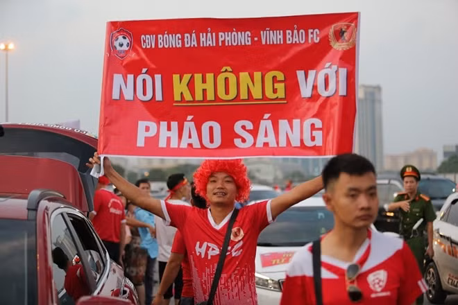 Một CĐV Hải Phòng với biểu ngữ "nói không với pháo sáng" bên ngoài sân Mỹ Đình. Ảnh: CTV.
