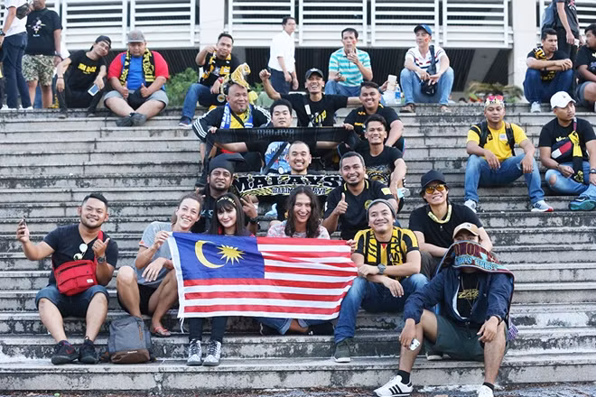 Nhiều CĐV Malaysia cũng tới sân từ sớm. Ảnh: Phong Sơn.