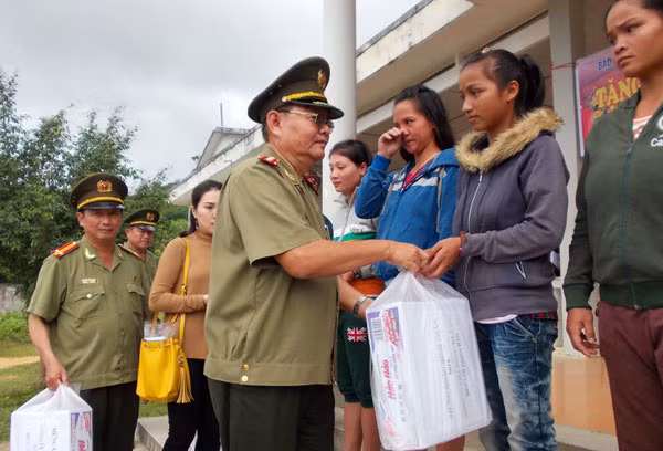 Trung tướng Lê Ngọc Nam, nguyên Phó Tổng cục trưởng Tổng cục Chính trị CAND, trong một lần cùng đoàn công tác xã hội – từ thiện Báo CAND đi tặng quà bà con vùng cao tỉnh Quảng Nam.