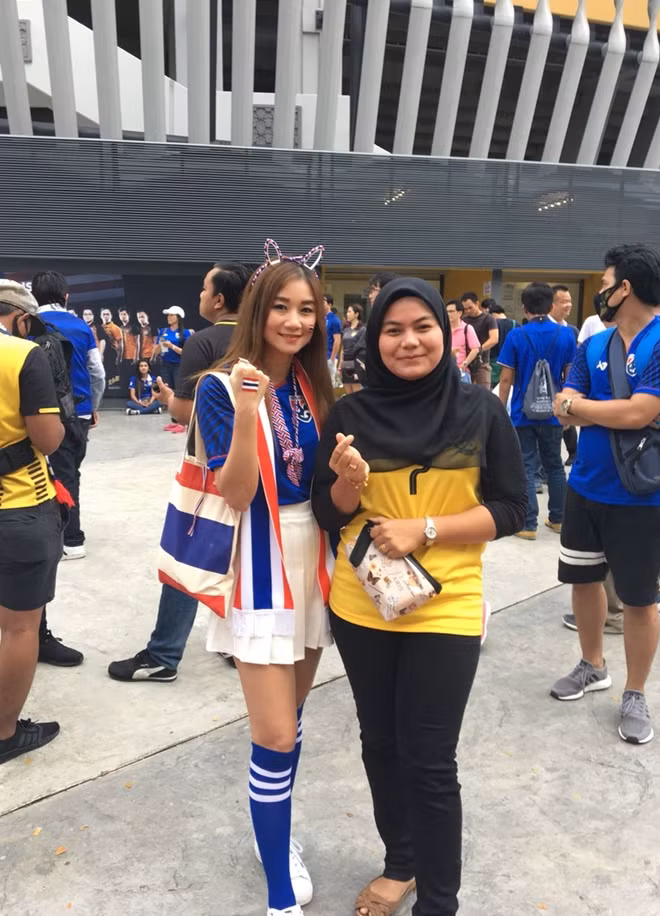 Cổ động viên hai bên đang khá thân thiện với nhau. Ảnh: Fox Asia.