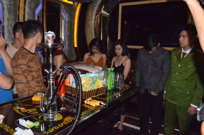 Các đối tượng bị lực lượng chức năng phát hiện tại quán Karaoke.