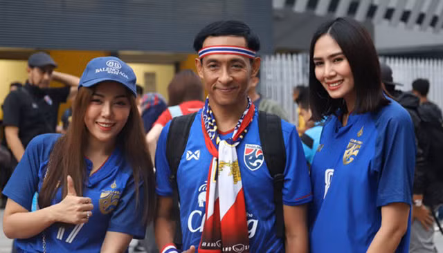 Các CĐV Thái Lan cũng có mặt tại Bukit Jalil để cổ vũ cho đoàn quân HLV Rajevac . Các CĐV Thái Lan cũng có mặt tại Bukit Jalil để cổ vũ cho đoàn quân HLV Rajevac .