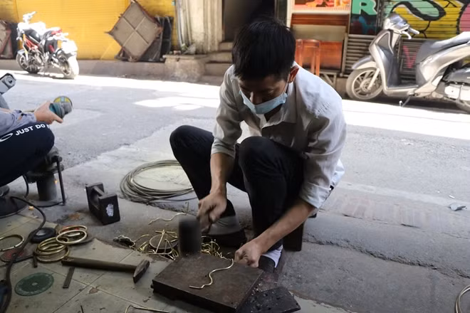 Công việc phục chế đòi hỏi sự khéo léo và chính xác.
