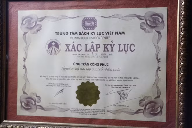 Kỷ lục Guinness Việt Nam cho bộ sưu tập quạt cổ của ông Phúc.